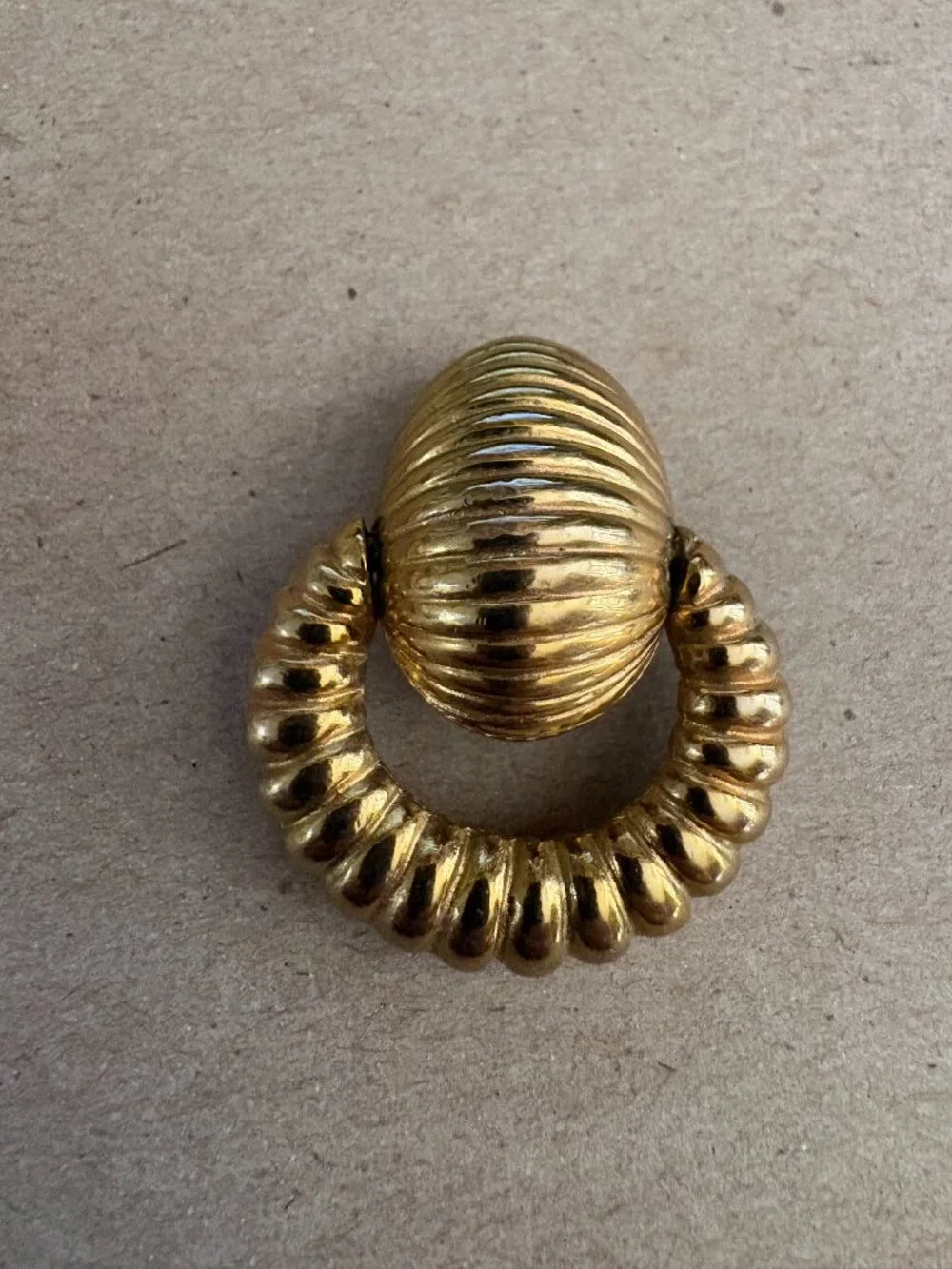 80s vintage signed Kenneth Lane Hanging Ribbed Doorknocker gold earrings - Picture 3 of 8